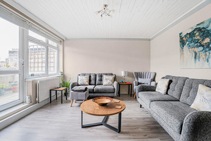 3 Bedroom Maisonette For Sale In Galbraith Street, London, E14