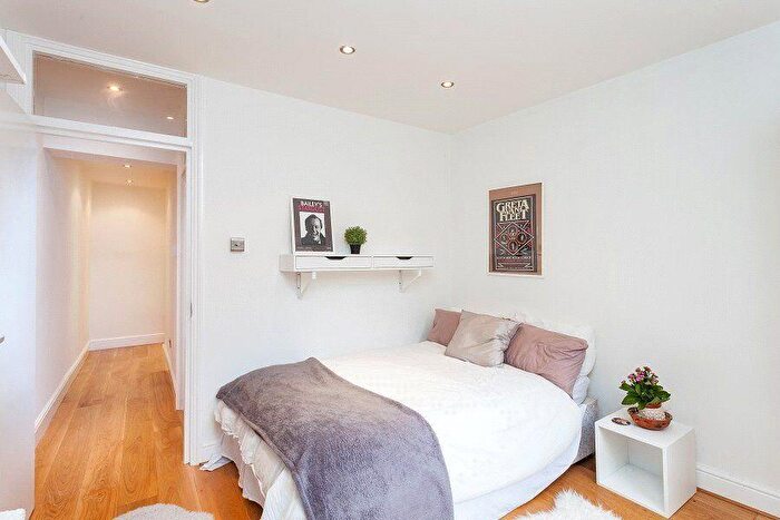 2 Bedroom Flat For Sale In Davenant Road, London, N19