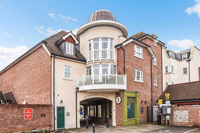 2 Bedroom Flat For Sale In Church Square, Chichester, PO19