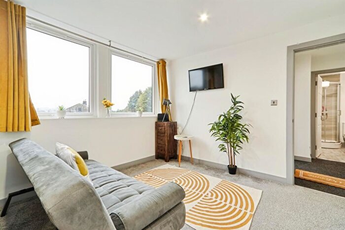 2 Bedroom Flat To Rent In Camberley Avenue, London, SW20