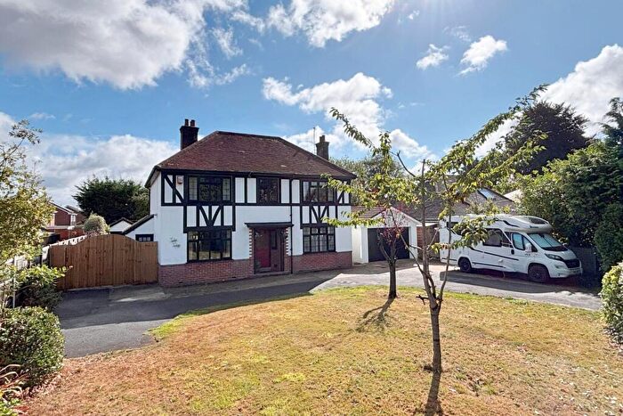 3 Bedroom Detached House For Sale In Gravel Hill, Wimborne, BH21