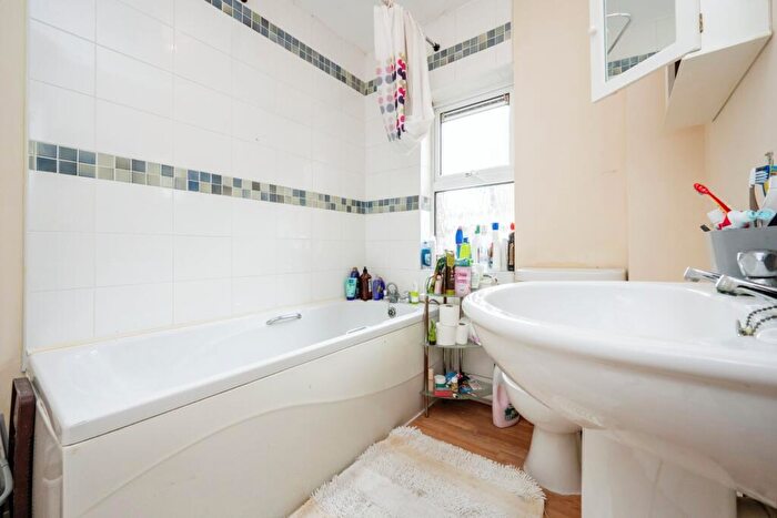 1 Bedroom Flat For Sale In Goldington Avenue, Bedford, Bedfordshire, MK40
