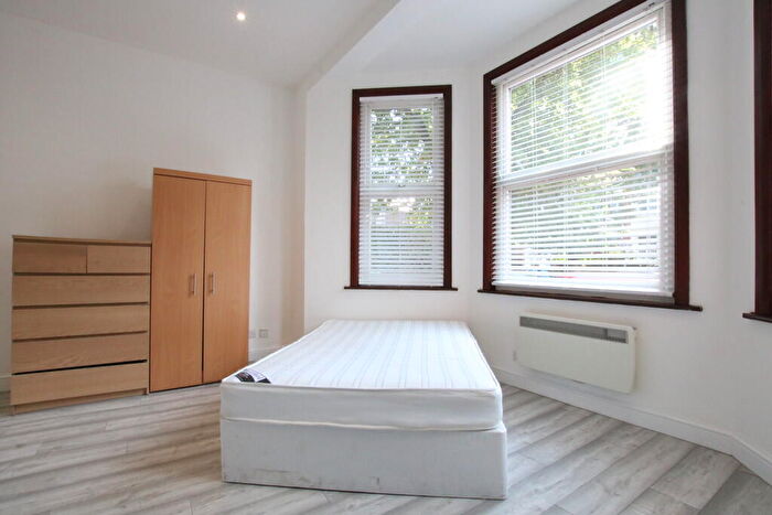 Flat To Rent In Park Avenue, Willesden Green, London, NW2