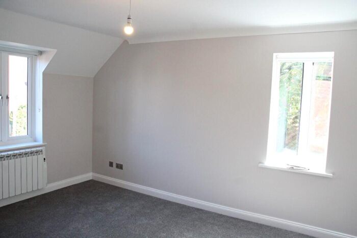2 Bedroom Flat For Sale In Cherry Grove, Hungerford, Berkshire, RG17