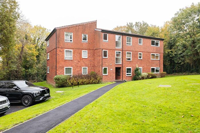 2 Bedroom Apartment To Rent In Bridle Path, Woodford Green, IG8