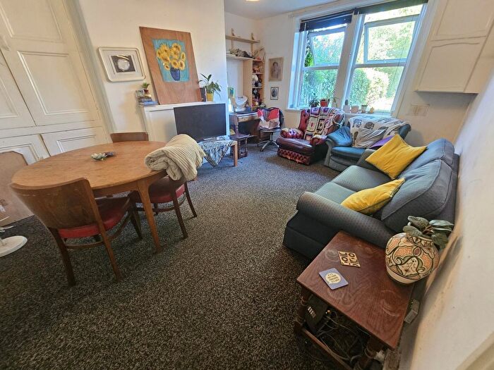 1 Bedroom Flat To Rent In D Holly Bank, Leeds, LS6