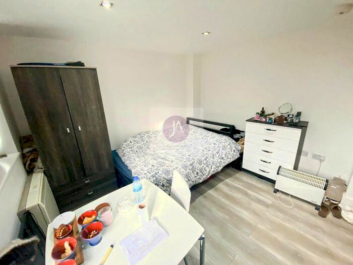 Studio To Rent In Drakes Courtyard, Kilburn High Road, London, NW6
