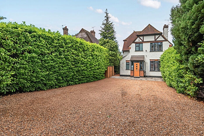 3 Bedroom Detached House For Sale In Old Woking Road, West Byfleet, KT14