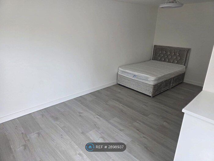 Studio To Rent In Hicks Farm Rise, Highwycombe, HP13