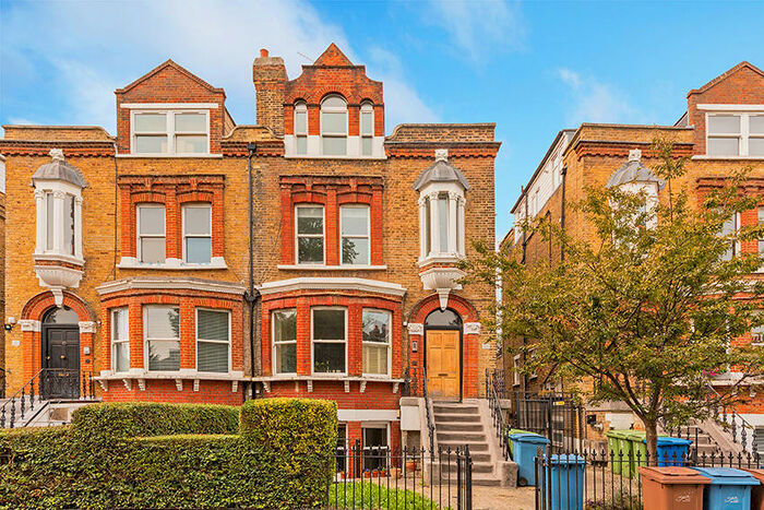 2 Bedroom Apartment To Rent In The Gardens, East Dulwich London, SE22