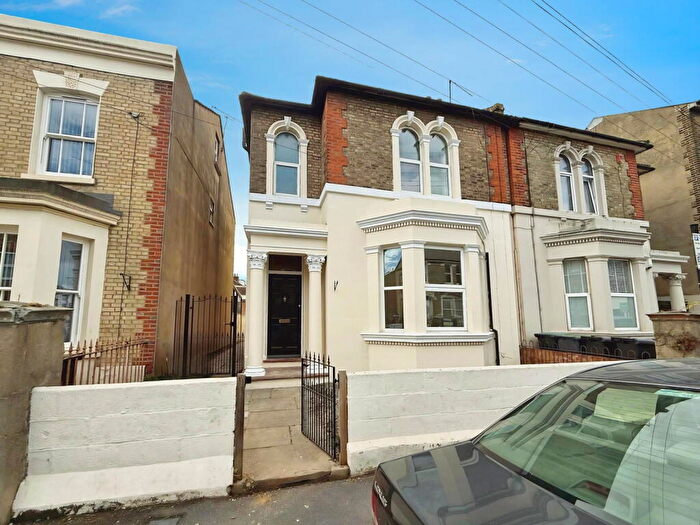 3 Bedroom Semi-Detached House For Sale In Darnley Street, Gravesend, DA11