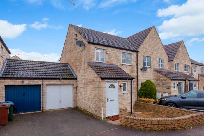 3 Bedroom Terraced House To Rent In Redwing Close, Bicester, OX26