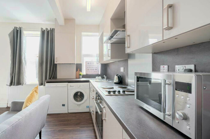 4 Bedroom Flat To Rent In North Lane, Leeds, LS6