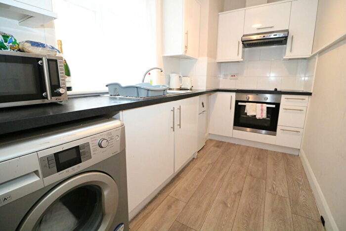 Apartment To Rent In High Street, Dorking, RH4