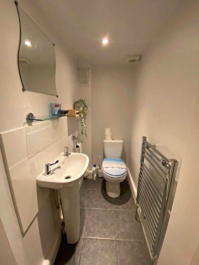 1 Bedroom Flat To Rent In Albion Road, Edinburgh, Midlothian, EH7