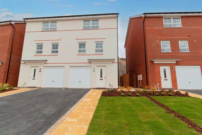 3 Bedroom Semi-Detached House To Rent In Hillcrest Road, Nuneaton, Warwickshire, CV10