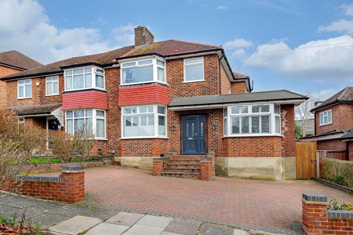 4 Bedroom Semi Detached House For Sale In Lonsdale Drive, EN2