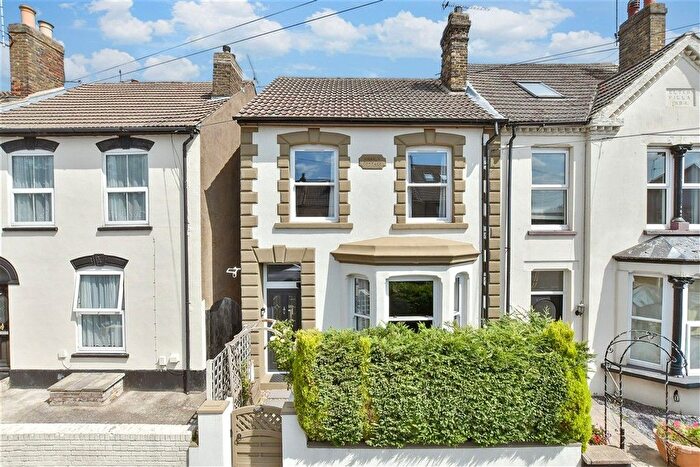 3 Bedroom End Of Terrace House For Sale In Kingswood Road, Gillingham, Kent, ME7