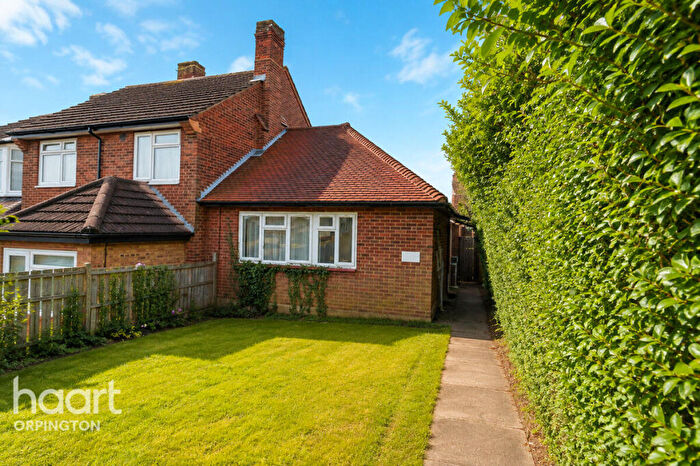 1 Bedroom Bungalow For Sale In Clarendon Way, Orpington, BR5