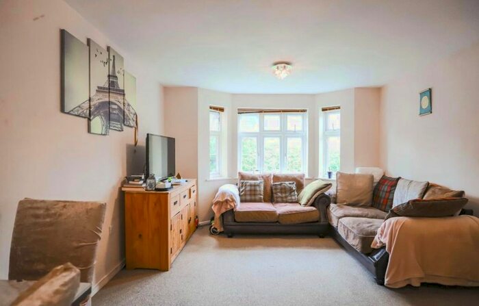 2 Bedroom Flat To Rent In Winterwell Road, London, SW2