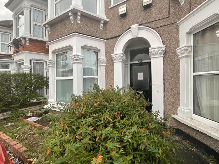 1 Bedroom Flat To Rent In Elgin Road, Seven Kings, Essex, IG3