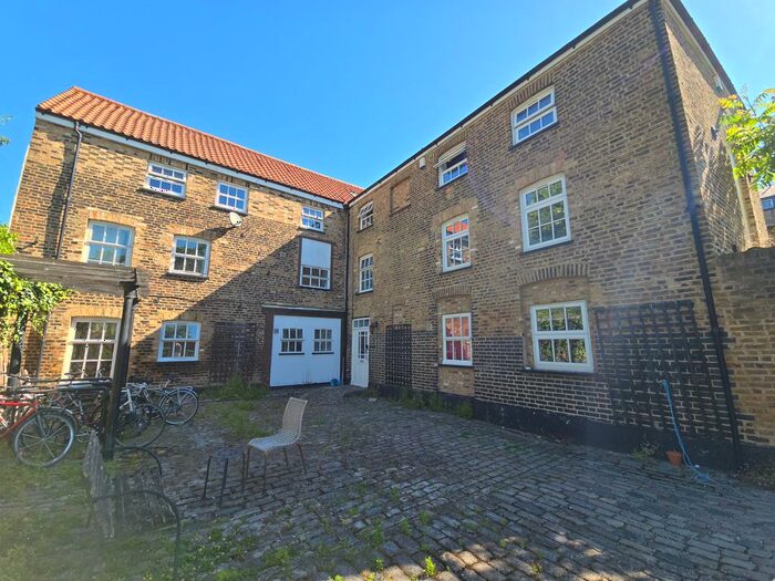 3 Bedroom Flat To Rent In Comet Place, London, SE8