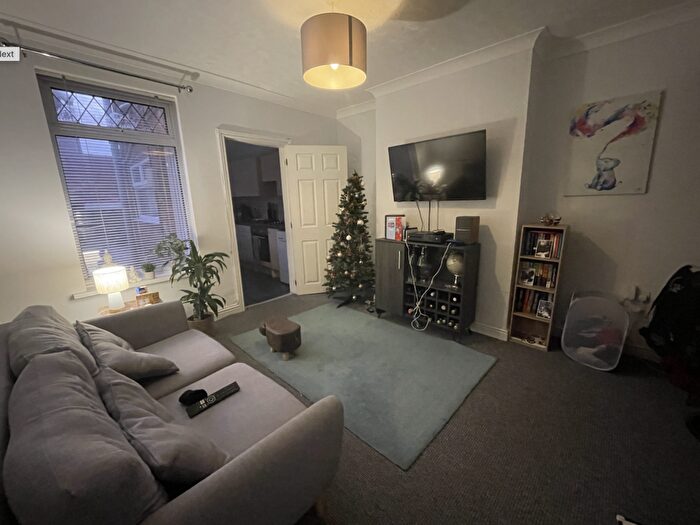 2 Bedroom Terraced House To Rent In Snug Bed Terraced House // Aug, LN5