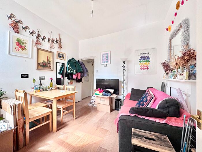 2 Bedroom Flat To Rent In Oakley Road, London, N1