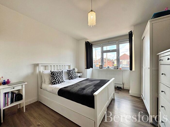 2 Bedroom Bungalow For Sale In Betterton Road, Rainham, RM13