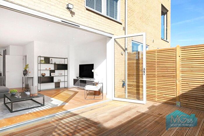 3 Bedroom Terraced House For Sale In Oak Grove, London, N10