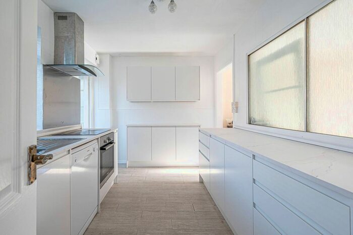 3 Bedroom Terraced House To Rent In Aitken Road, Barnet, EN5