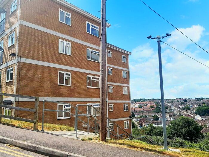 2 Bedroom Flat To Rent In Longhill Avenue, Chatham, ME5