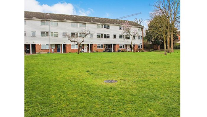 2 Bedroom Maisonette For Sale In Kingston Court, Bedford, Bedfordshire, MK42