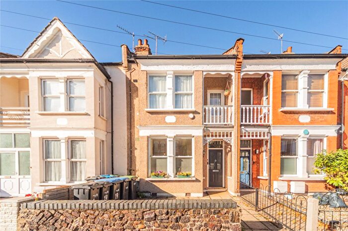 2 Bedroom Flat For Sale In Natal Road, London, N11