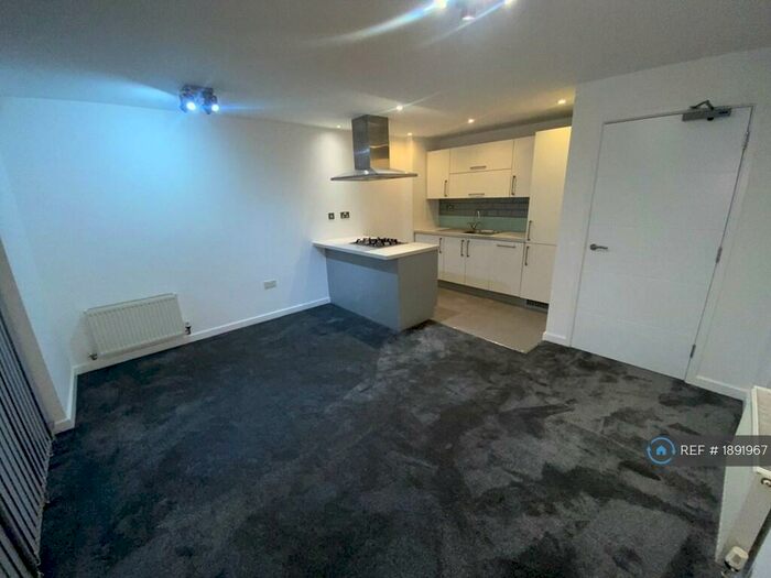 2 Bedroom Flat To Rent In Queen Mary Avenue, London, E18