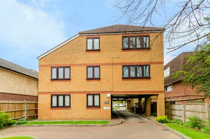 2 Bedroom Flat To Rent In Chestnut Grove, New Malden, KT3