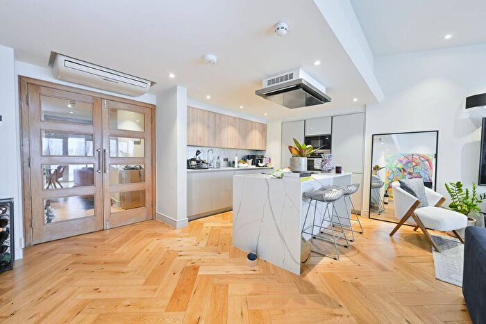 2 Bedroom Flat To Rent In Mansfield Mews, Marylebone, London, W1G