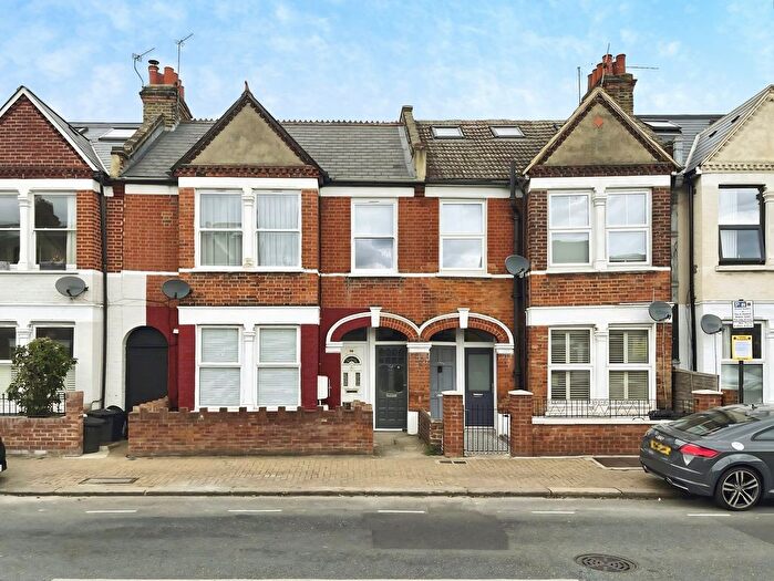 2 Bedroom Flat To Rent In Penwith Road, London, SW18