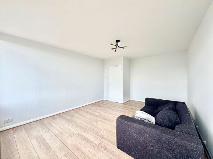 2 Bedroom Flat For Sale In Keswick Road, London, SW15