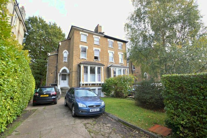 Studio To Rent In The Avenue, Berrylands, Surbiton, KT5