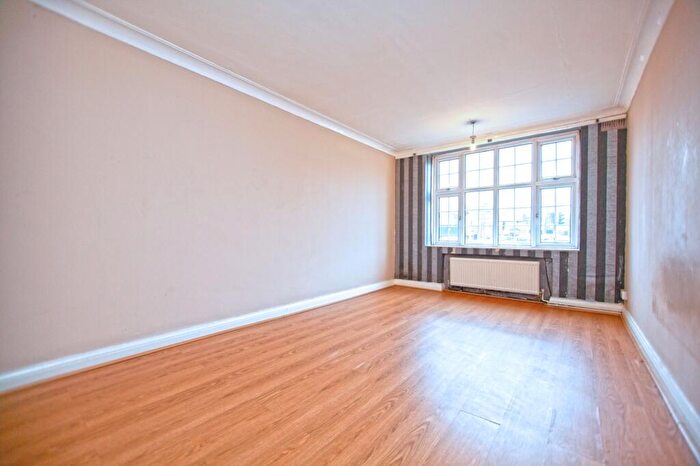 2 Bedroom Flat To Rent In Quadrant Close, The Burroughs, Hendon, NW4