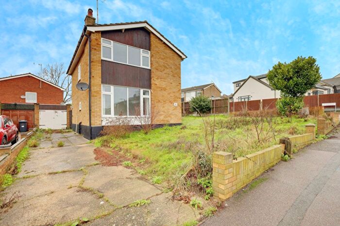 3 Bedroom Detached House For Sale In Rayleigh Avenue, Leigh-On-Sea, SS9