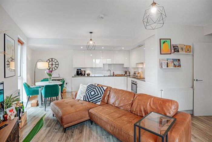 3 Bedroom Apartment For Sale In Charles Darwin House, Canning Town, E16
