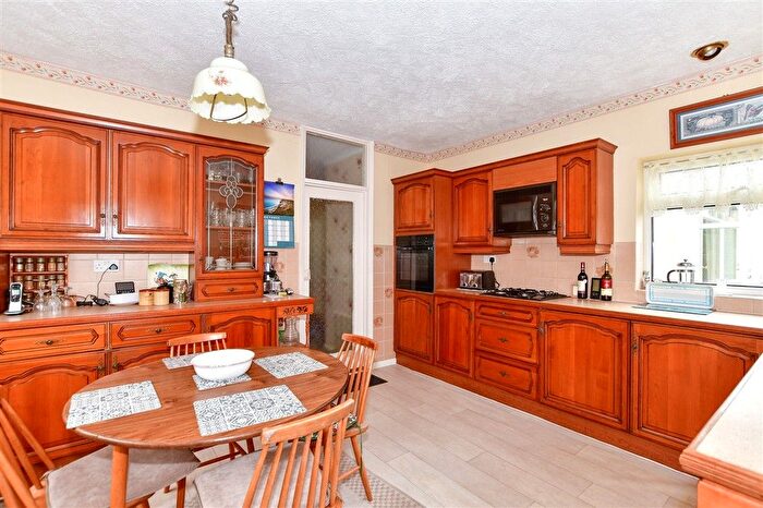 2 Bedroom Detached Bungalow For Sale In North Pole Road, Barming, Maidstone, Kent, ME16
