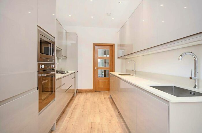 5 Bedroom Semi-Detached House To Rent In Temple Gardens, Temple Fortune, NW11