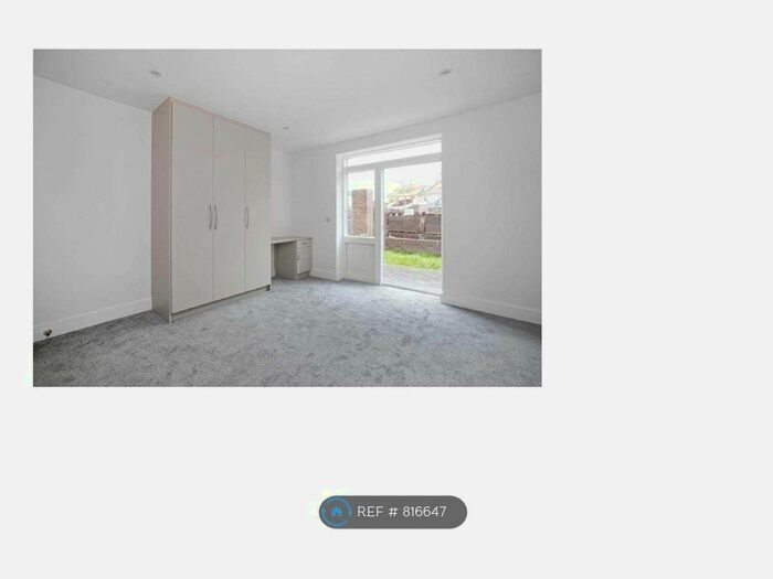 2 Bedroom Flat To Rent In Downsview Road, London, SE19