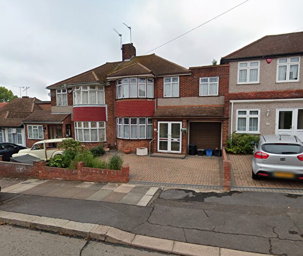 Terraced House To Rent In Basildon Avenue, Ilford, Essex, IG5