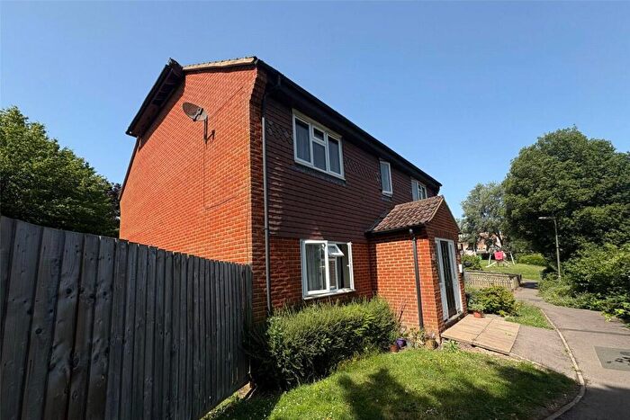 1 Bedroom Flat For Sale In The Chantrys, Farnham, Surrey, GU9