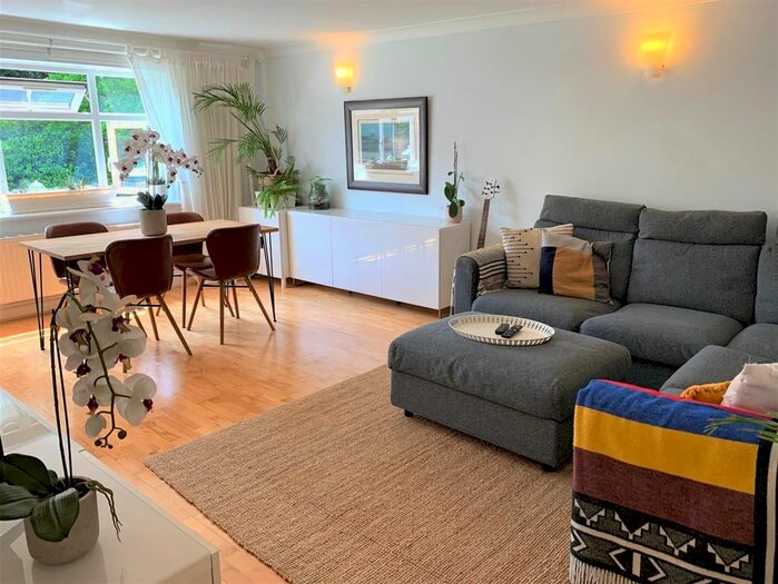 2 Bedroom Flat To Rent In Dollis Avenue, London, N3