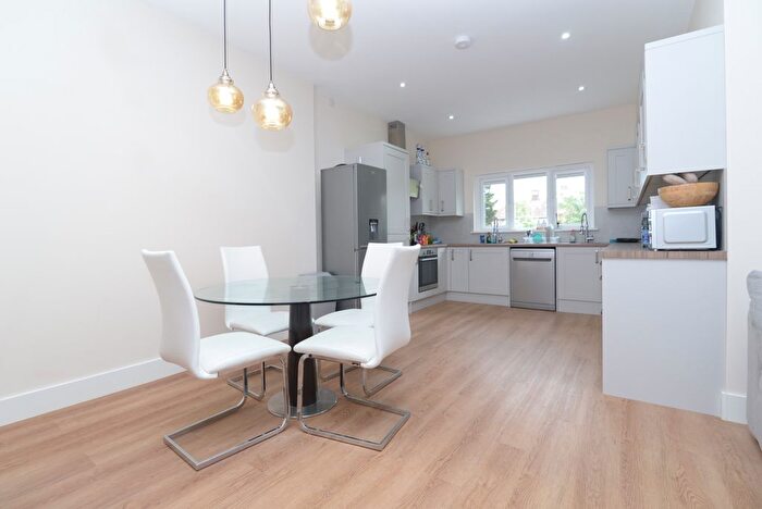 3 Bedroom Flat To Rent In The Drive, London, NW11